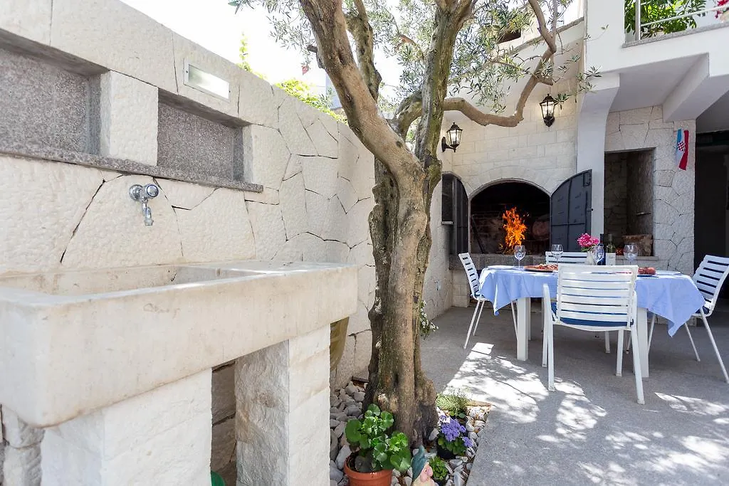 Apartments In Villa Top Trogir